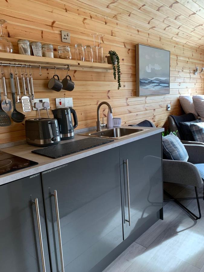 River Huts, Highland River Retreat With Hot Tub インヴァネス エクステリア 写真