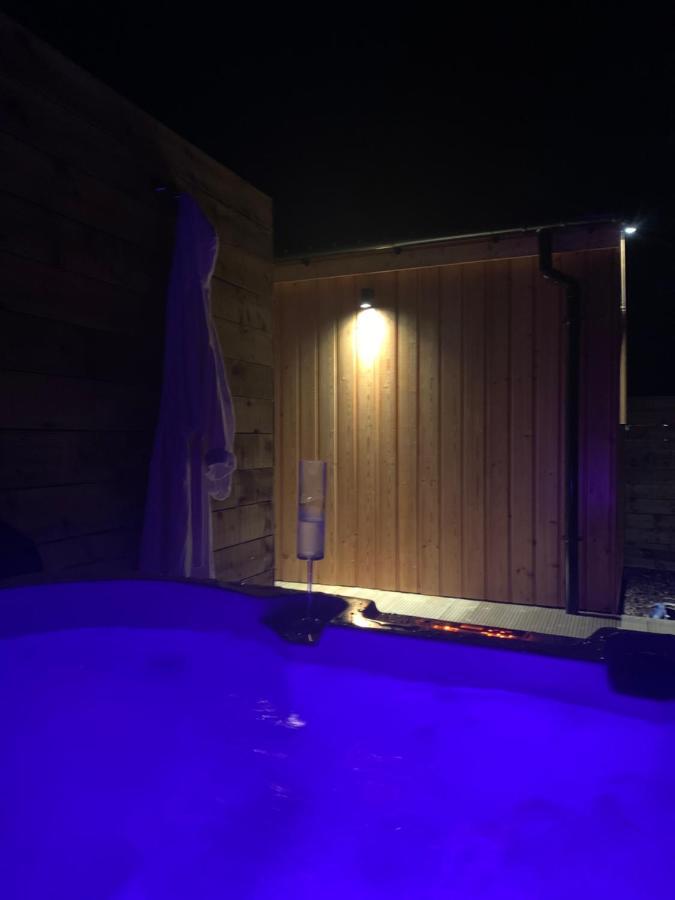 River Huts, Highland River Retreat With Hot Tub インヴァネス エクステリア 写真