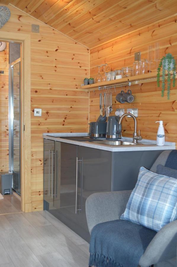 River Huts, Highland River Retreat With Hot Tub インヴァネス エクステリア 写真