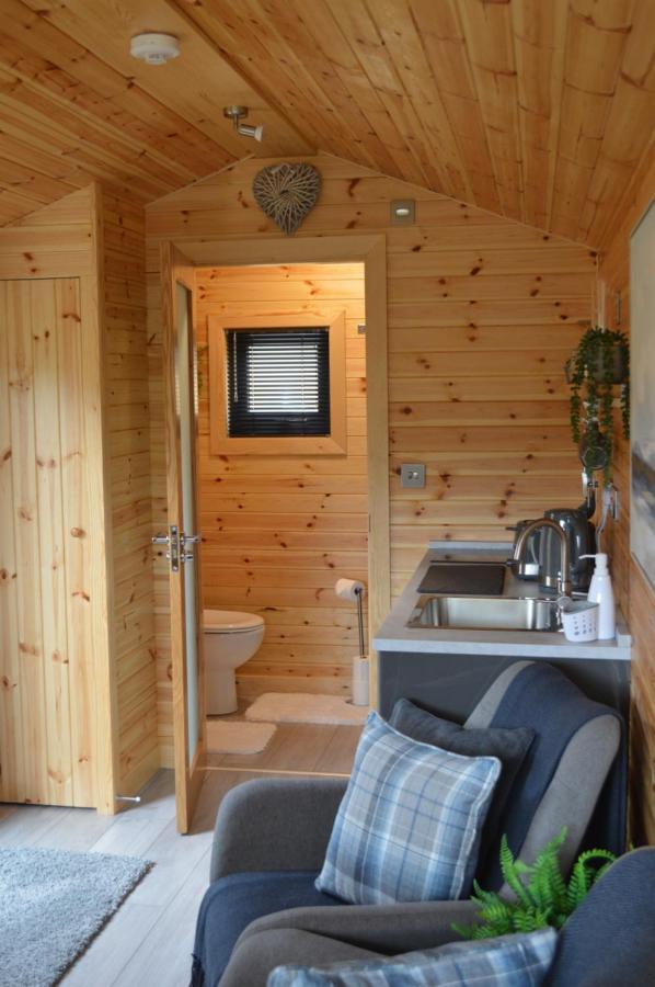 River Huts, Highland River Retreat With Hot Tub インヴァネス エクステリア 写真