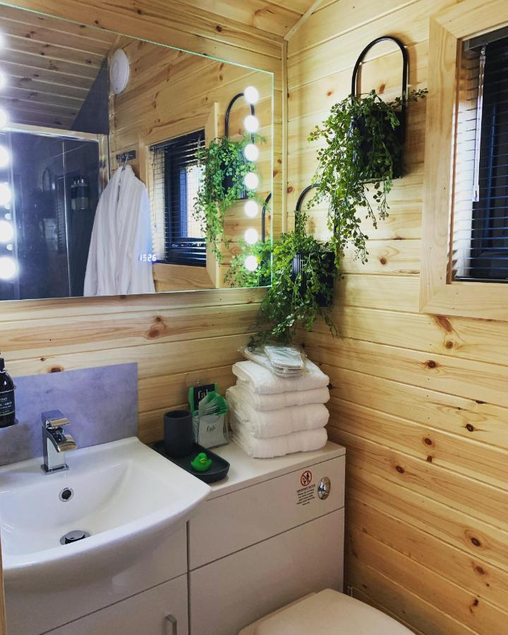 River Huts, Highland River Retreat With Hot Tub インヴァネス エクステリア 写真